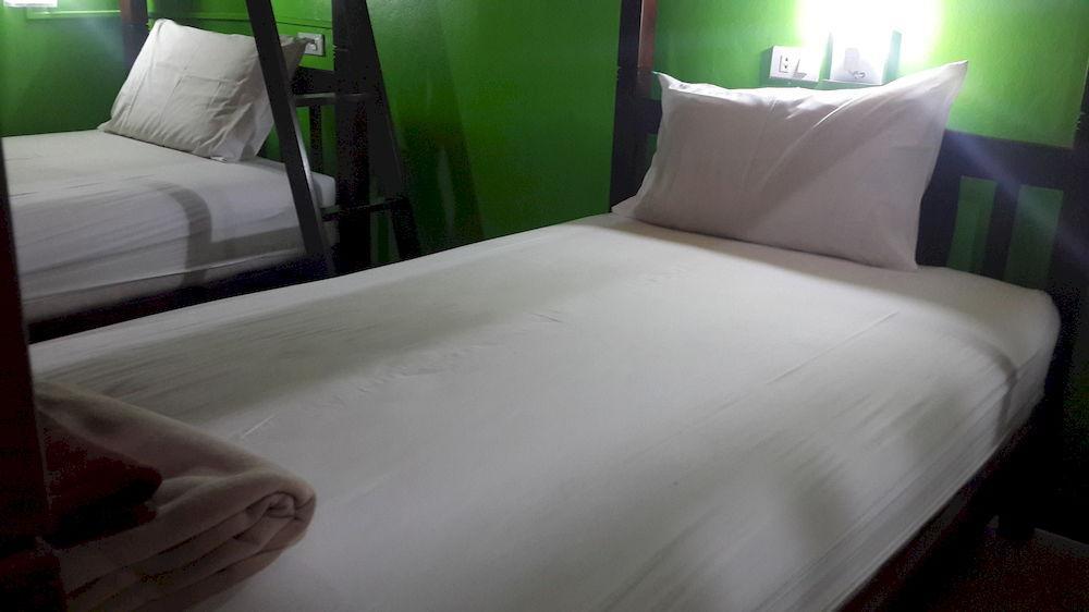 Silla Patong Hostel Exterior photo