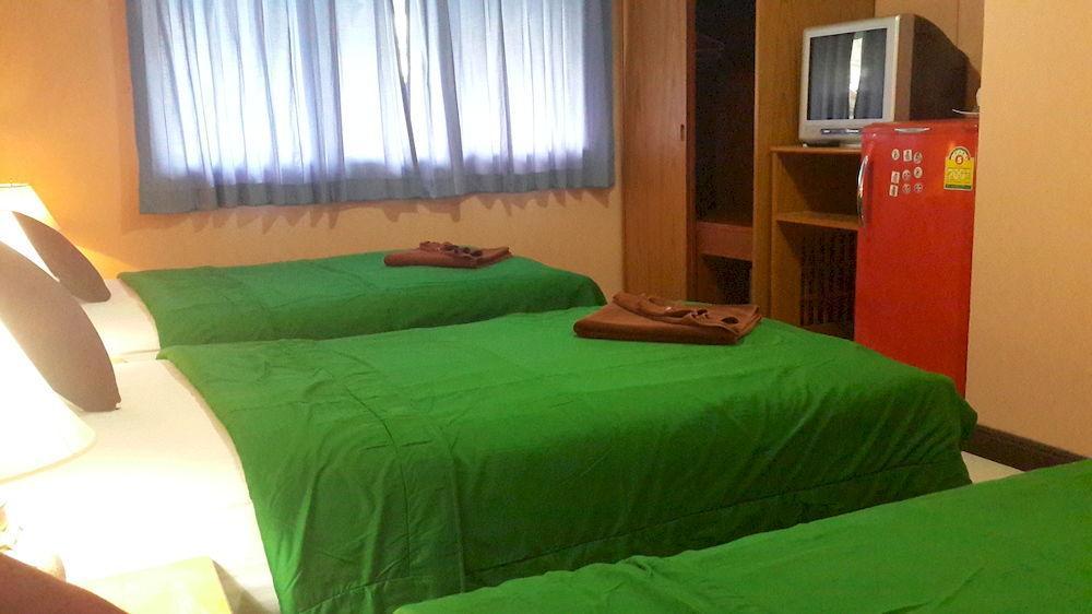 Silla Patong Hostel Exterior photo
