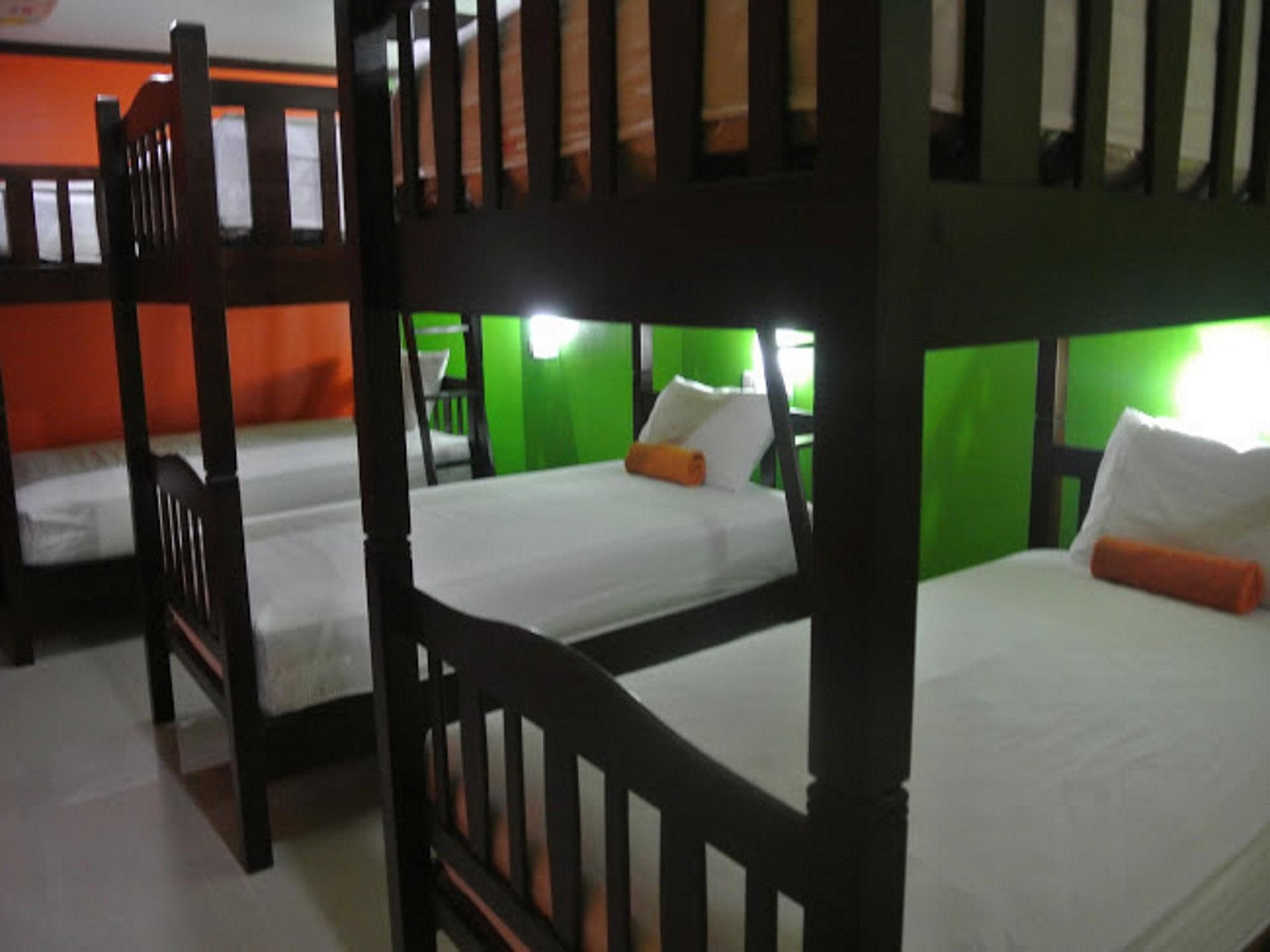 Silla Patong Hostel Exterior photo