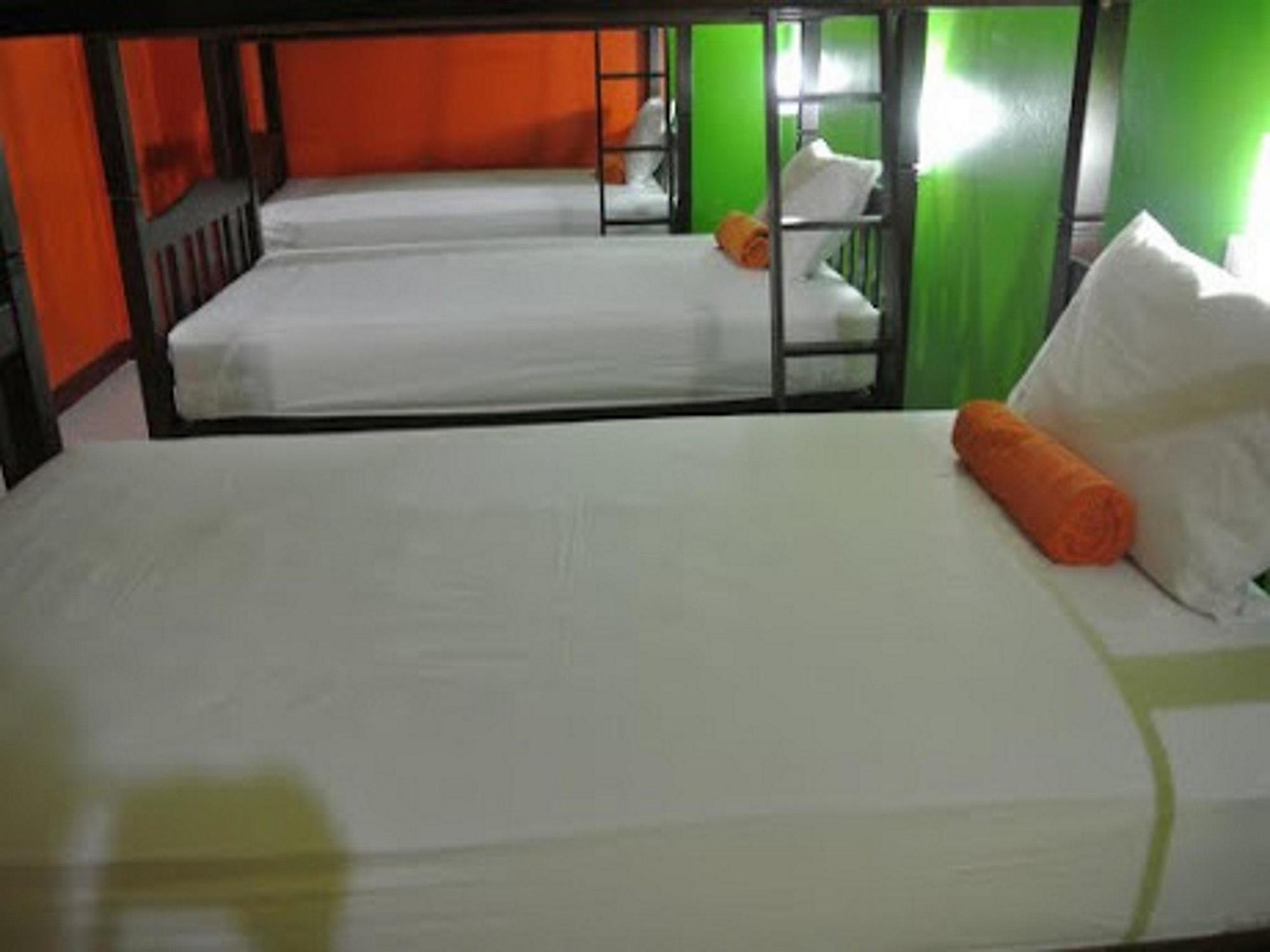 Silla Patong Hostel Exterior photo