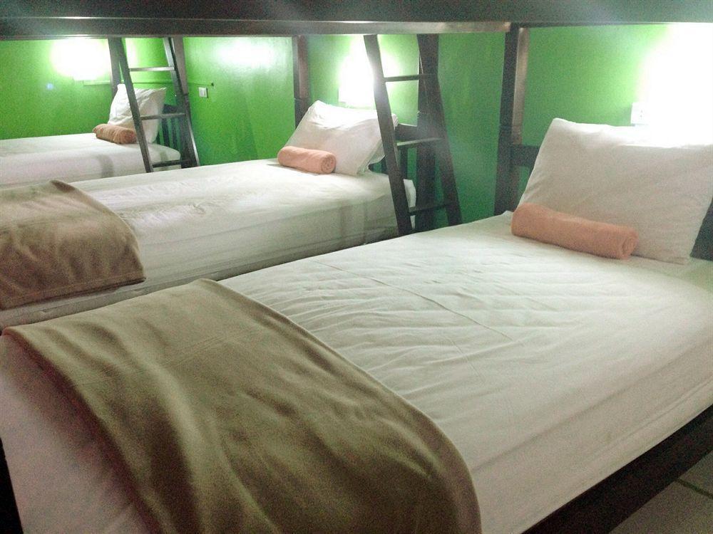 Silla Patong Hostel Exterior photo