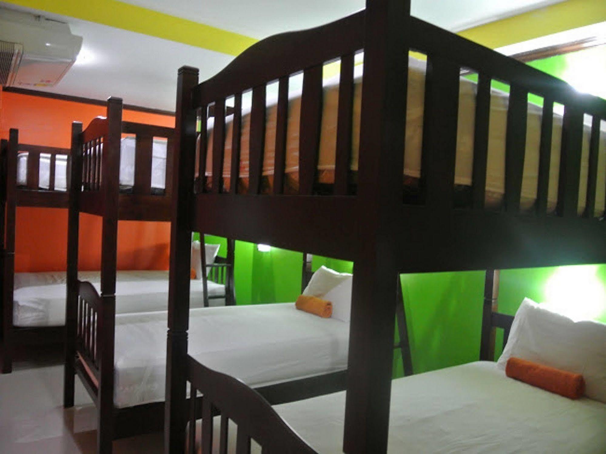Silla Patong Hostel Exterior photo