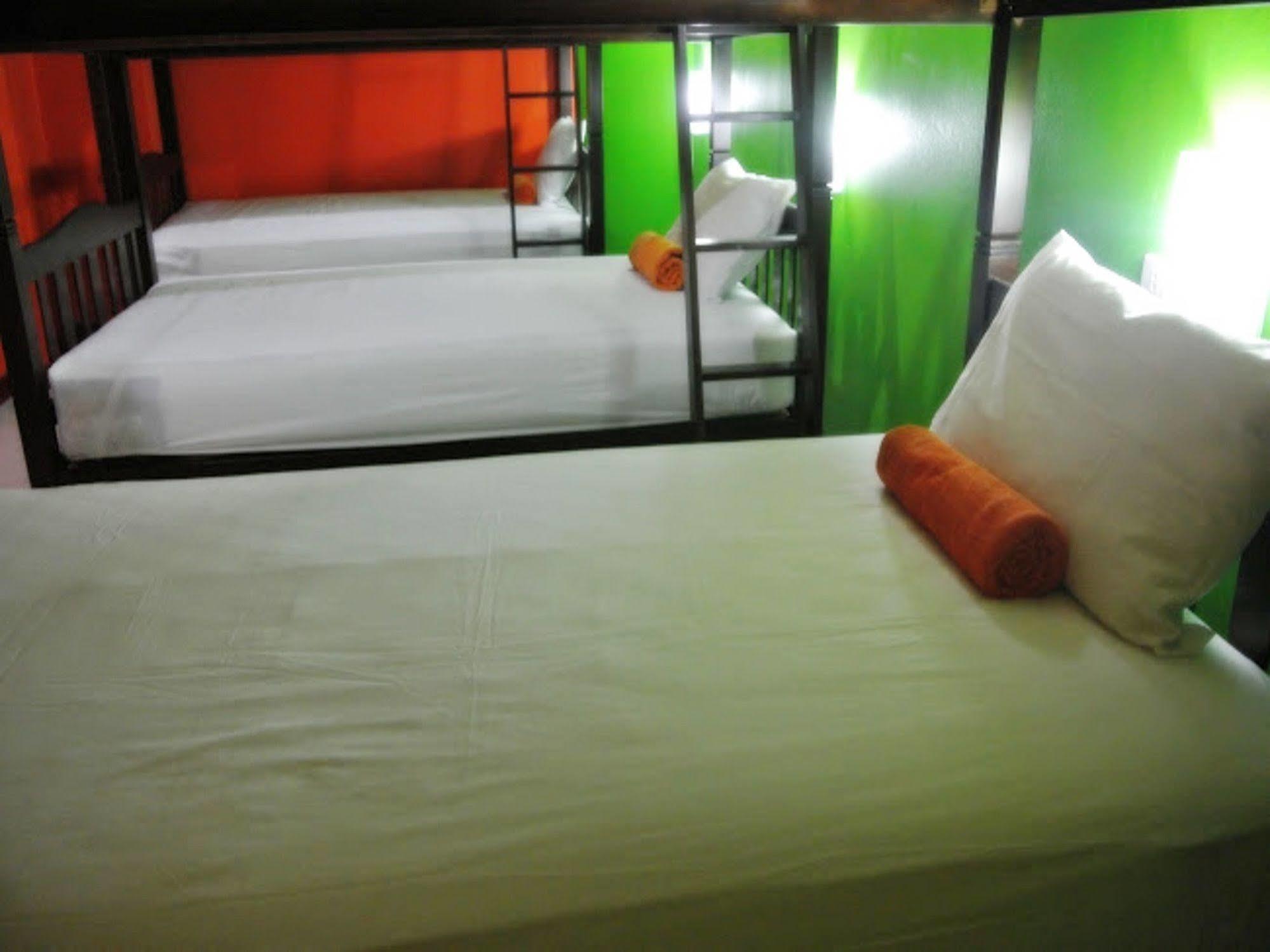 Silla Patong Hostel Exterior photo