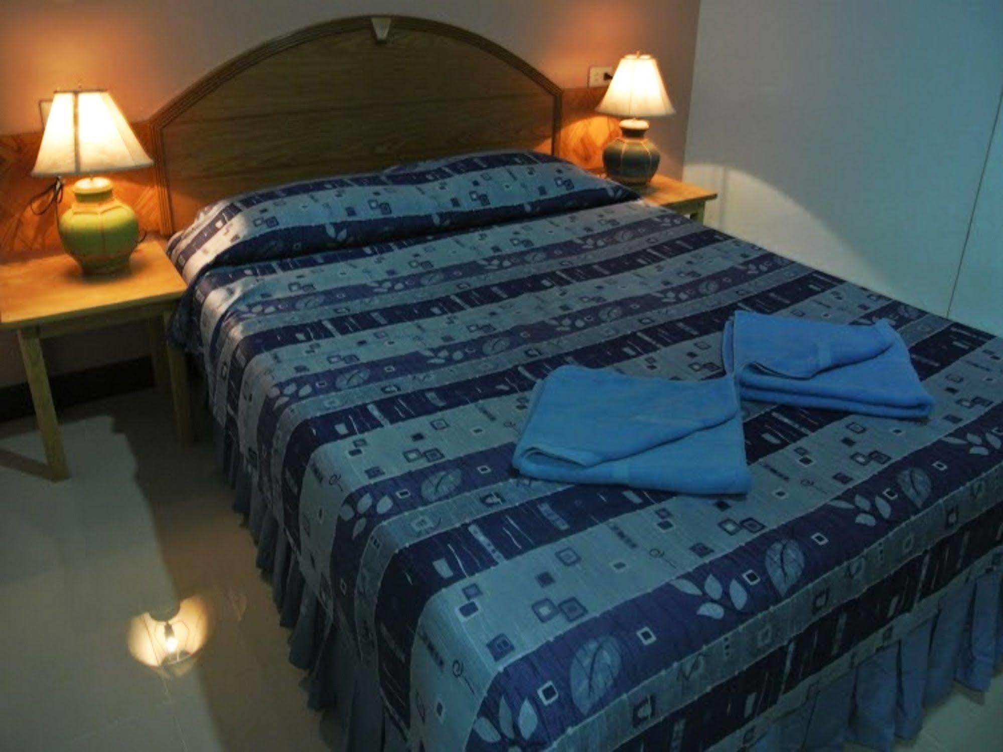 Silla Patong Hostel Exterior photo