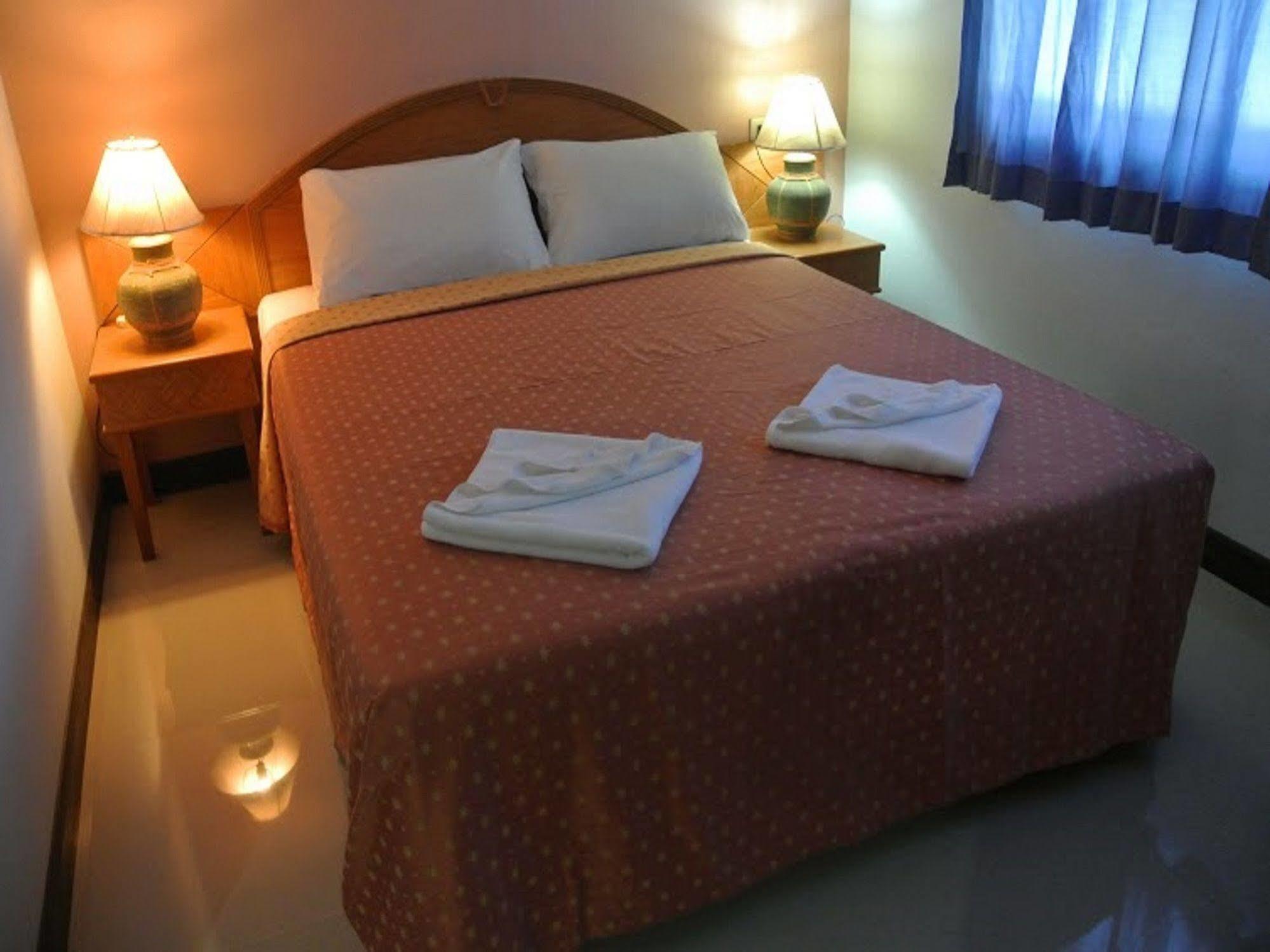 Silla Patong Hostel Exterior photo