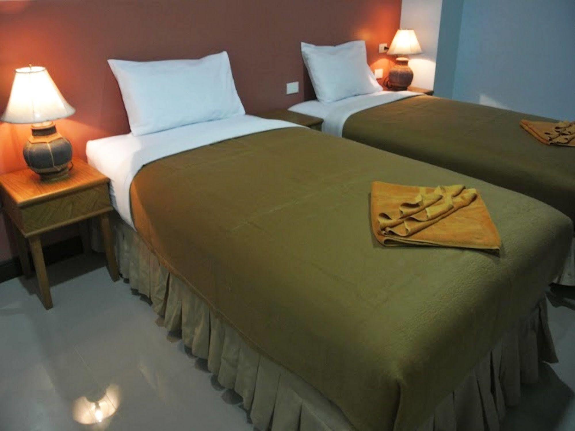 Silla Patong Hostel Exterior photo