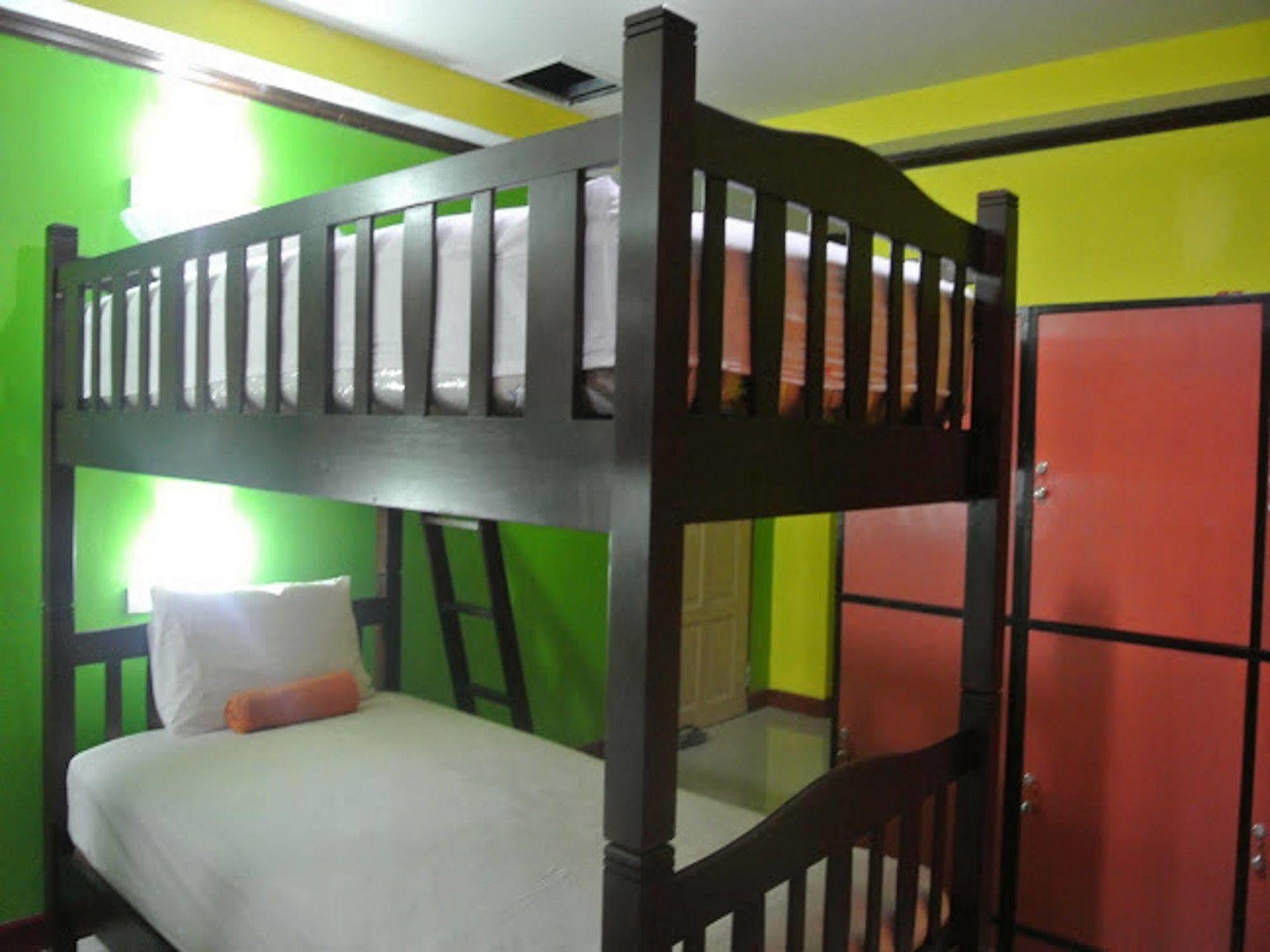 Silla Patong Hostel Exterior photo