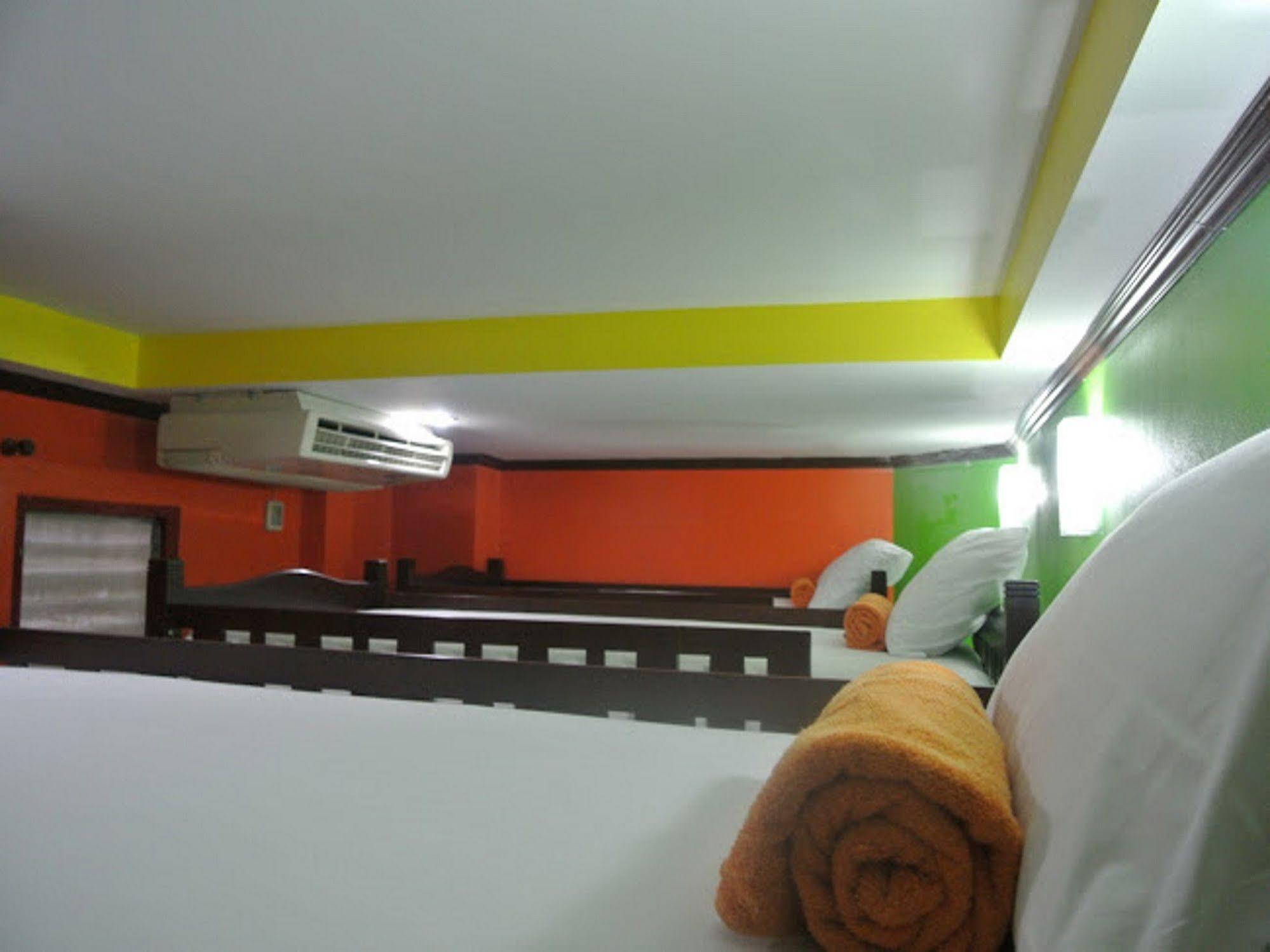 Silla Patong Hostel Exterior photo