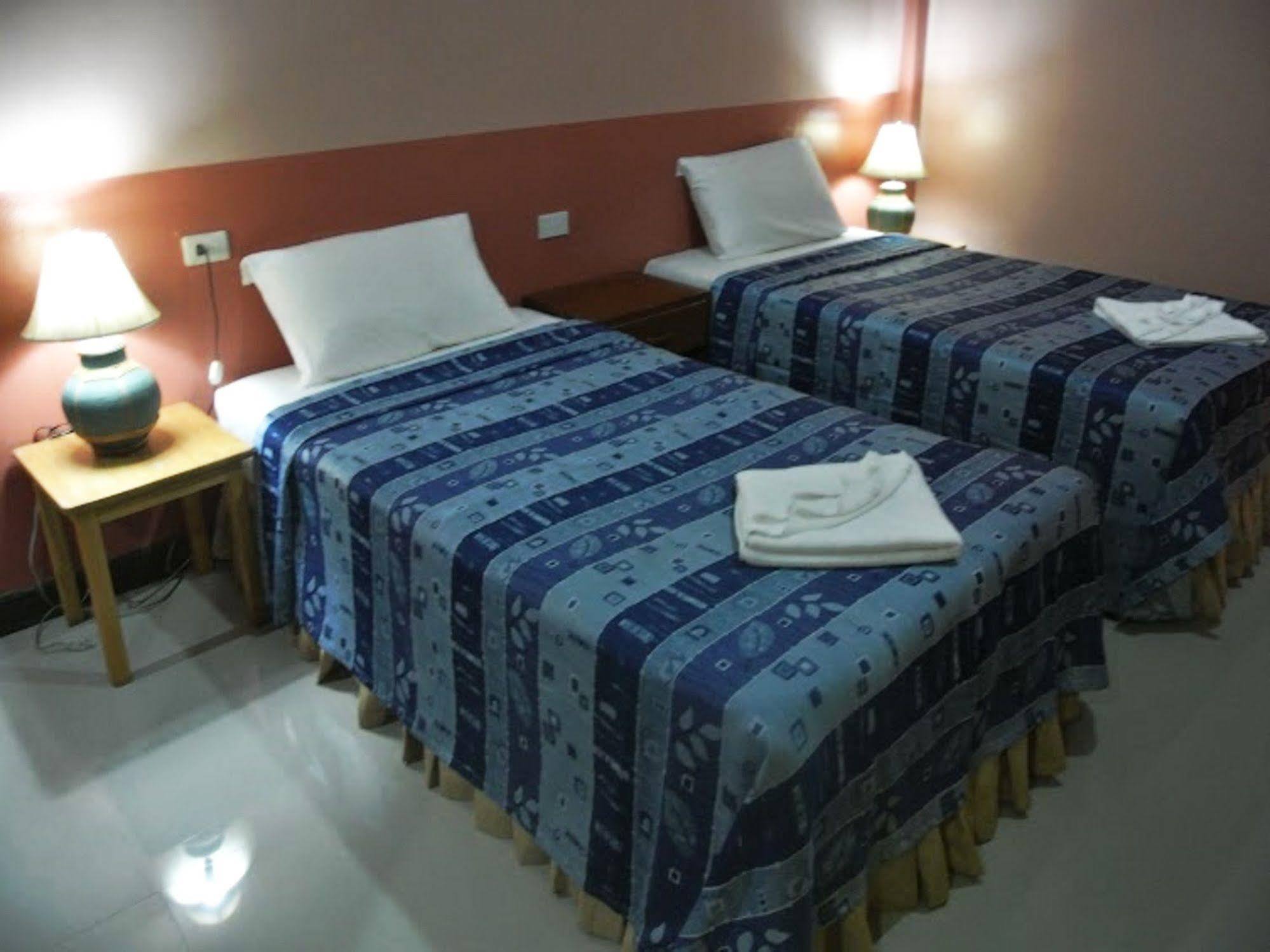 Silla Patong Hostel Exterior photo