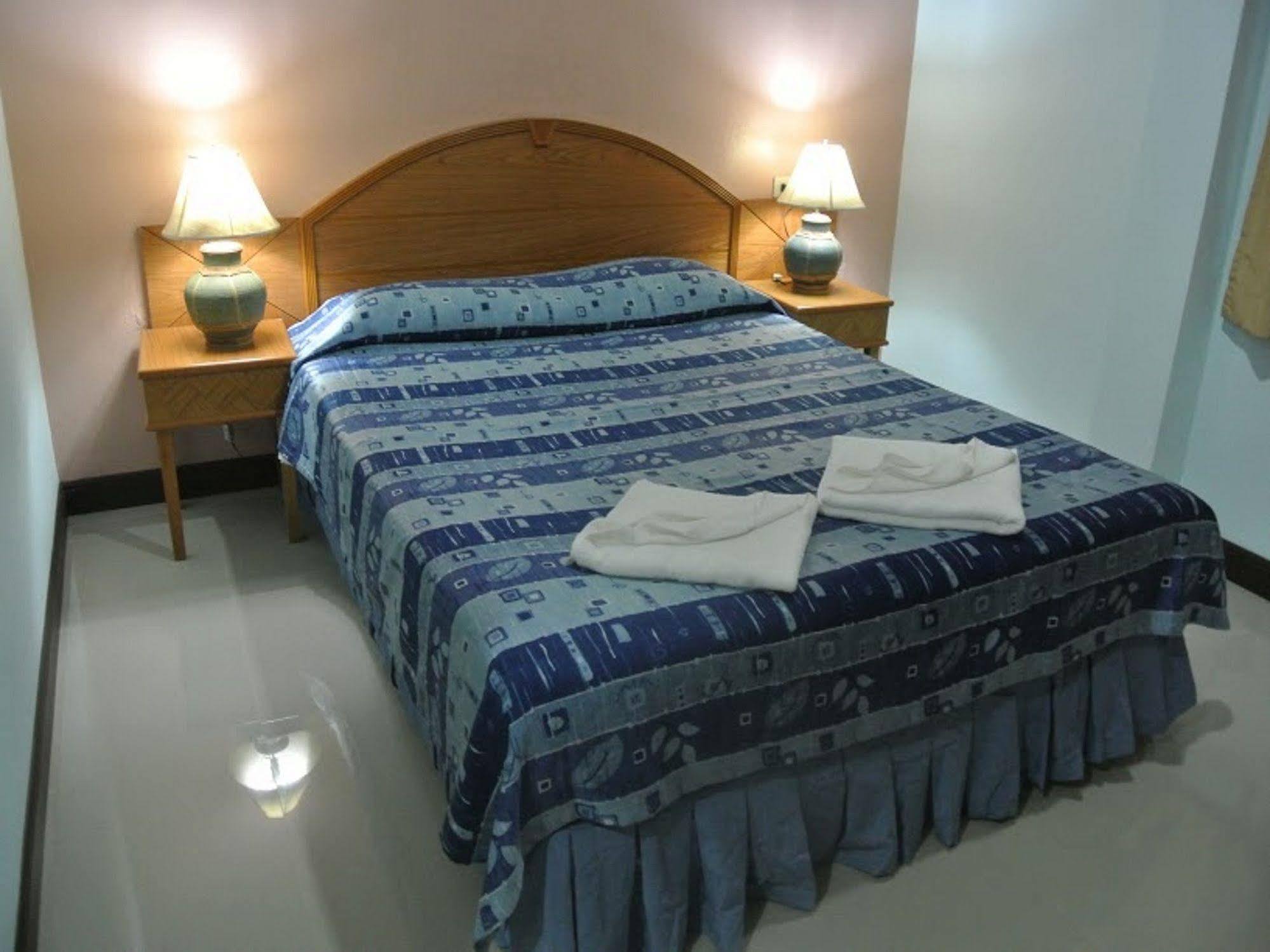 Silla Patong Hostel Exterior photo